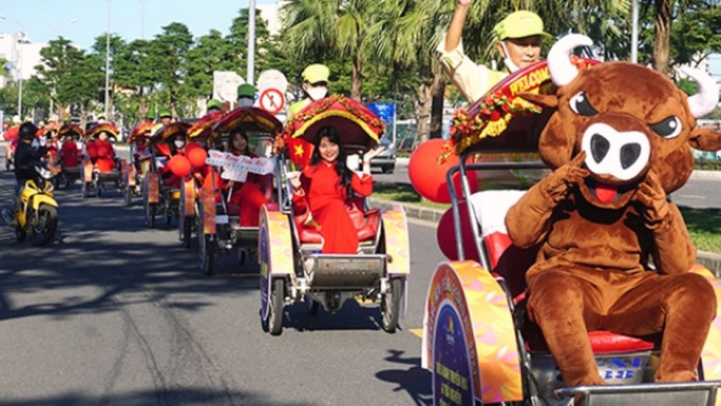 Parade of cyclos promoting ‘Da Nang Welcomes in New Year 2021’ Festival runs until 1 January 2021