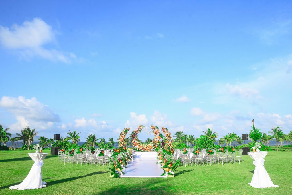 Plan your wedding ceremony amidst beautiful tropical beachfront surroundings & azure ocean horizons