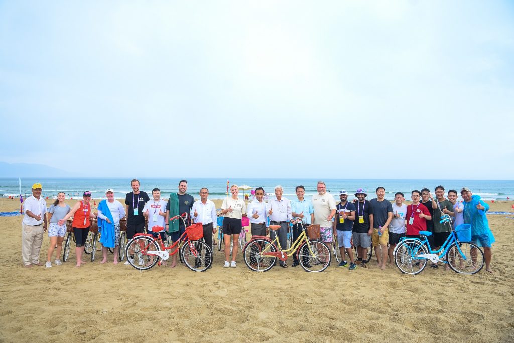 Employment Hero GroupとFurama Resort Danangは、ダナンの有望な学生に70台の自転車を寄付しました。
