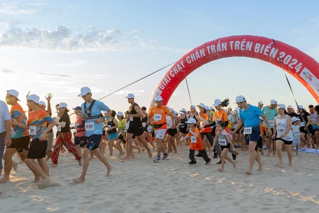 Nearly 1,000 People Join a Beach Run to Promote Da Nang’s Coastal Tourism