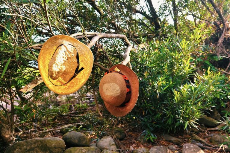 Bầu trời xanh trong, nắng vàng rực rỡ tượng trưng cho mùa hè tháng 6 tại Việt Nam, mời gọi du khách đi biển.