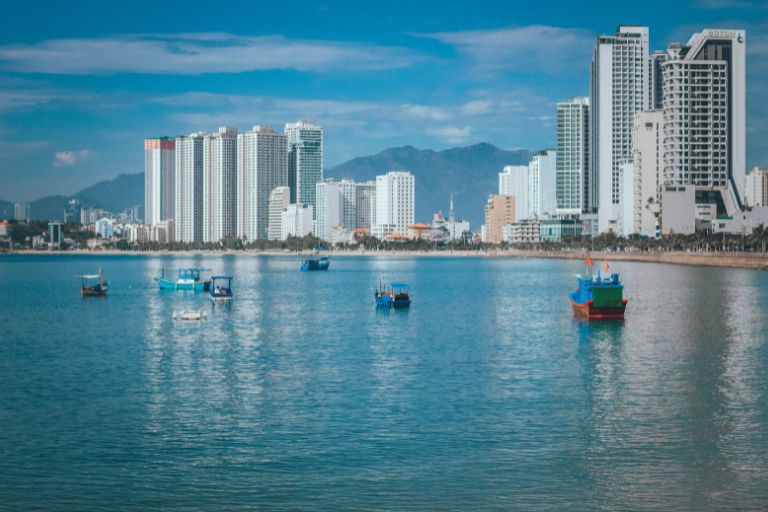 Khung cảnh biển Nha Trang sôi động với du khách và các hoạt động dưới nước.
