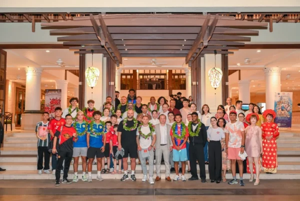 Hình ảnh các cầu thủ Manchester United thư giãn tại hồ bơi hoặc bãi biển của Furama Resort Đà Nẵng. Cho thấy không gian nghỉ dưỡng 5 sao của resort
