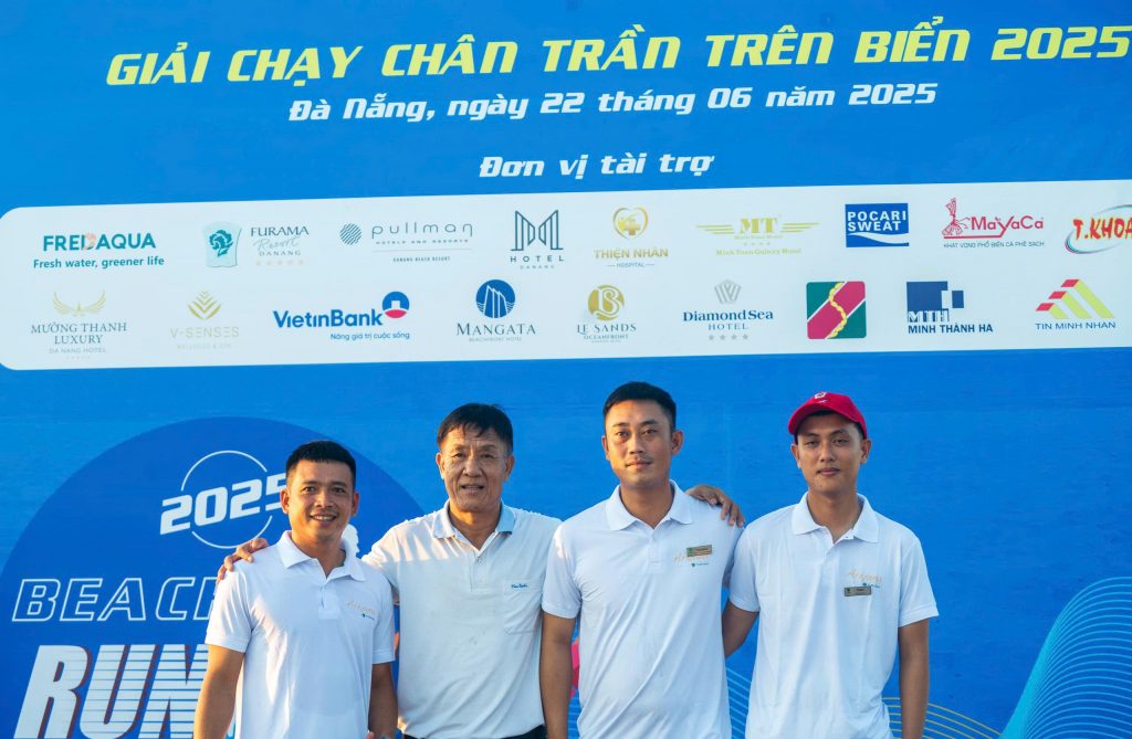 Đại diện Furama Resort Đà Nẵng và Ban tổ chức Cuộc Thi Chạy Chân Trần Trên Biển 2025 chụp ảnh lưu niệm trên bãi biển Đà Nẵng. Furama là Nhà Tài Trợ Vàng của sự kiện thể thao diễn ra sáng ngày 22 tháng 6 năm 2025.