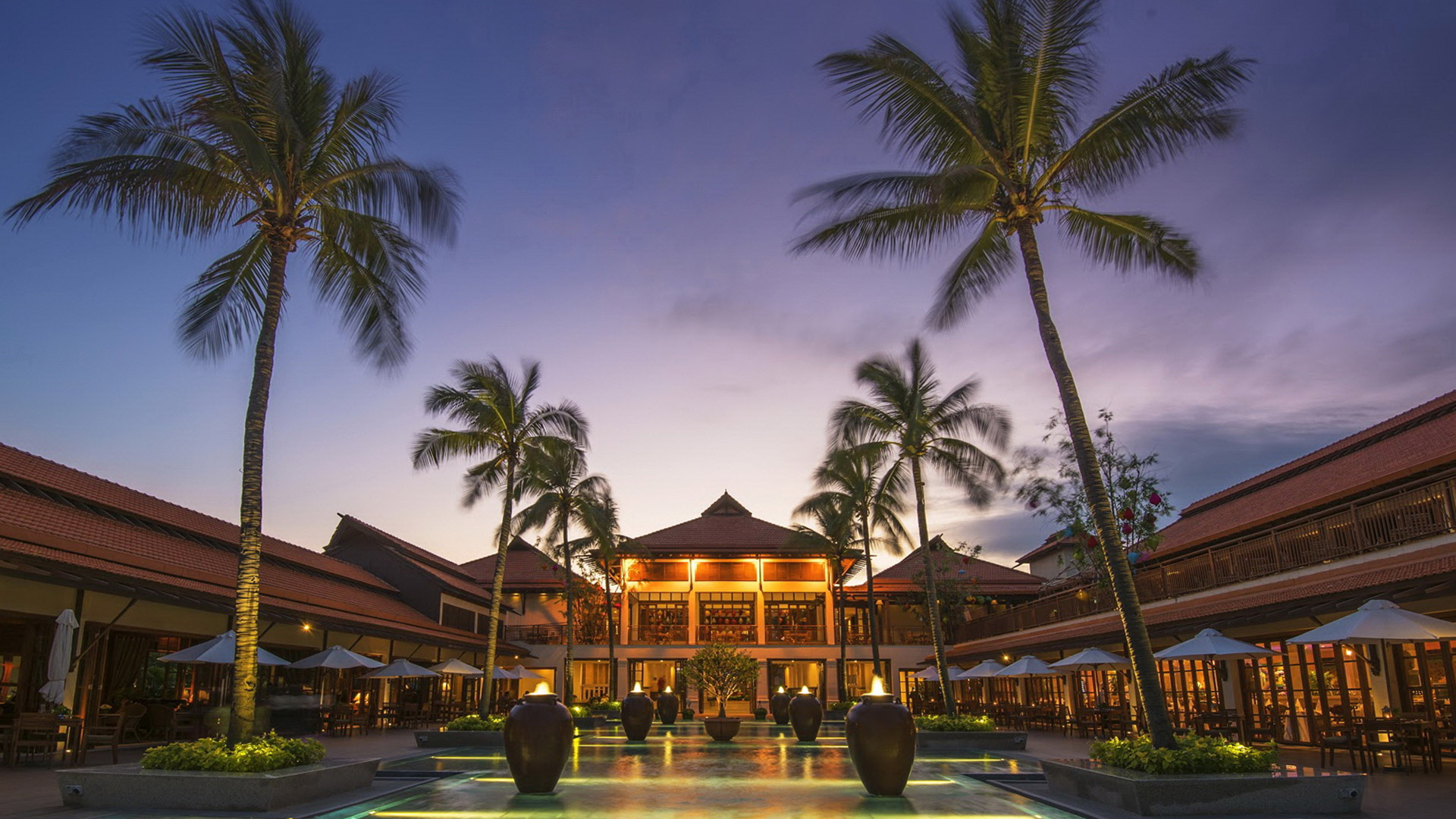 Furama Resort Danang sở hữu vị trí bên biển, thuận tiện khám phá Đà Nẵng và Hội An.