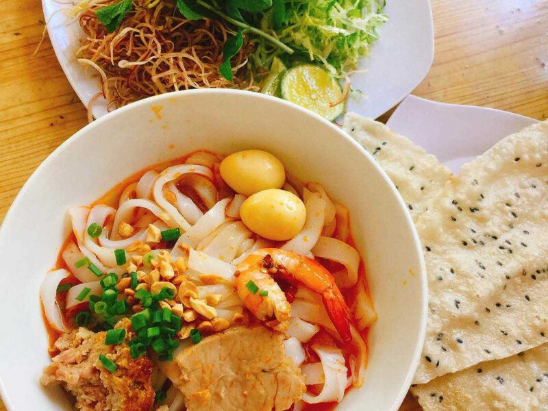 Ми Куанг с креветками и мясом